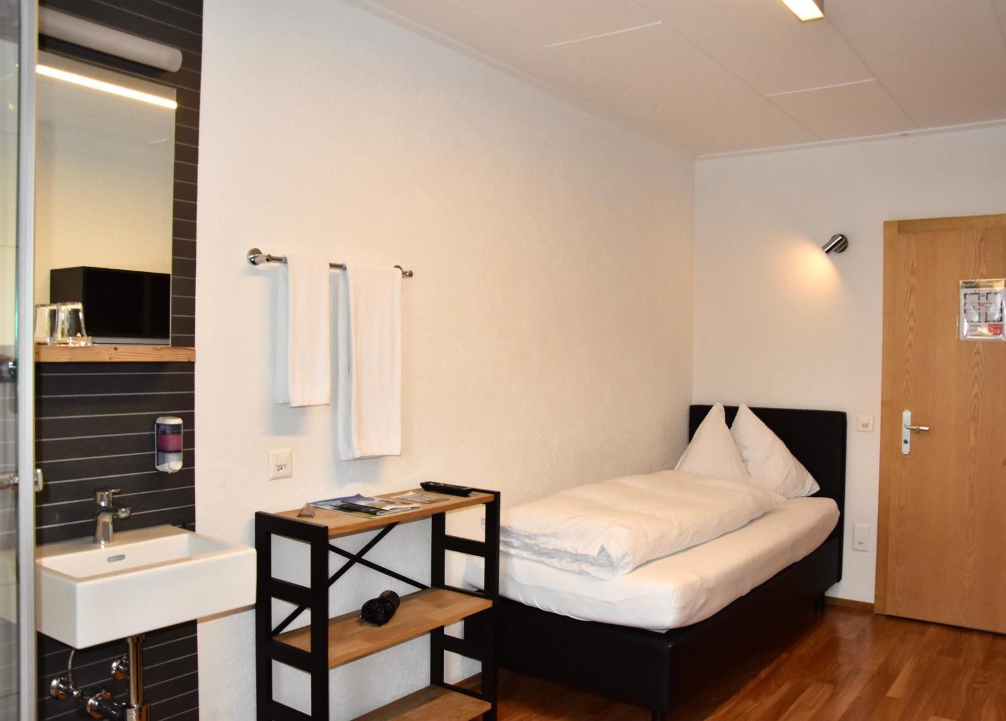 Hotel Raetia Ilanz/Glion Bagian luar foto